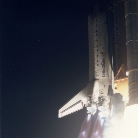 Décollage nocturne spectaculaire de Discovery, mission STS-56 par la NASA