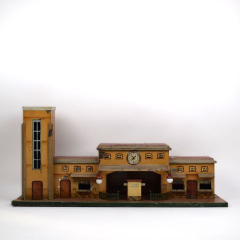 Grande gare en tôle lithographiée, beige et rouge, avec éléments en verre