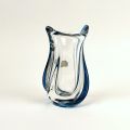 Vase en cristal Saint-Louis forme libre torsadé, teinte bleutée, 18,5 cm