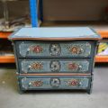 Commode rustique en bois au XIXe siècle avec motifs floraux et trois tiroirs