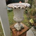 Paire de vases Médicis en fonte avec peinture blanche, 60 cm