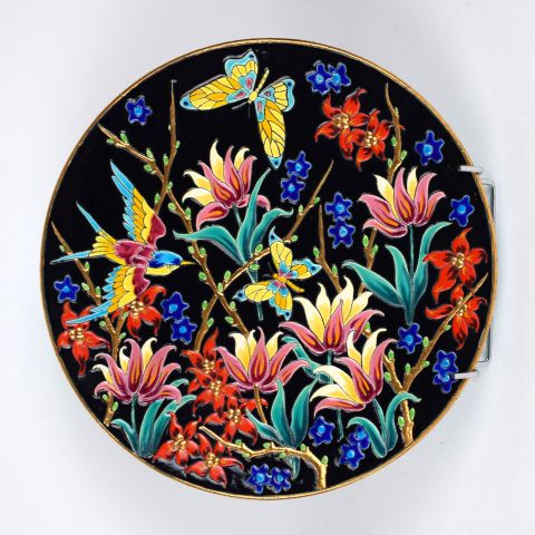 Grand plat en faïence Longwy, décors émaillés de papillons et fleurs, numéroté