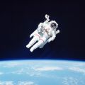 Die historische Leistung des Space Shuttle Challenger: Bruce McCandless in völliger Freiheit im Weltraum