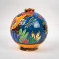 Vase boule en faïence émaillée polychrome modèle Africa, signé, 20 cm