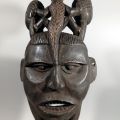 Masque Bamiléké rare surmonté d'un lézard et de deux têtes centenaires
