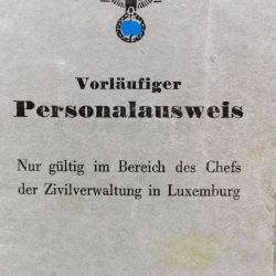 Carte d'identité temporaire de Strassen avec cachet "Amt Mamer in Strassen" (1943)