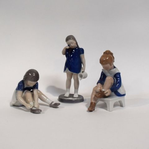 Ensemble de trois figurines en porcelaine glacée polychrome, signées, 10-19 cm