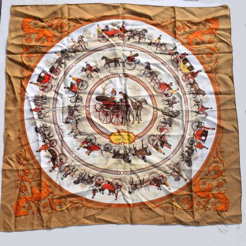 Foulard en soie "La Promenade de Longchamp" de Hermes, 90x90 cm, avec boite (petites tâches)