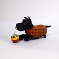 Mechanischer SCHUCO Scothish-Hund aus den 50er und 60er Jahren, der mit einem Ball spielt.
