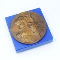 Médaille en bronze commémorative "Gëlle Fra 1985" avec support en plexiglas
