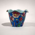 Vase en émaux de Longwy : Fleurs sur fond bleu, 10 cm
