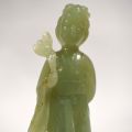 Sculpture en serpentine verte : Danseuse à la rose, Chine, XXe siècle